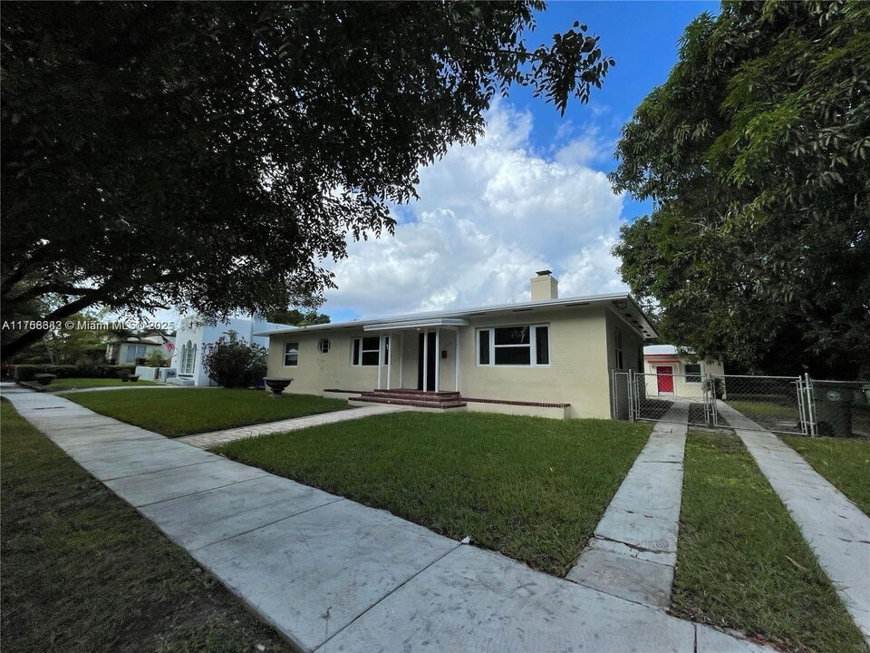 2423 SW 13th St in Miami, FL - Building Photo