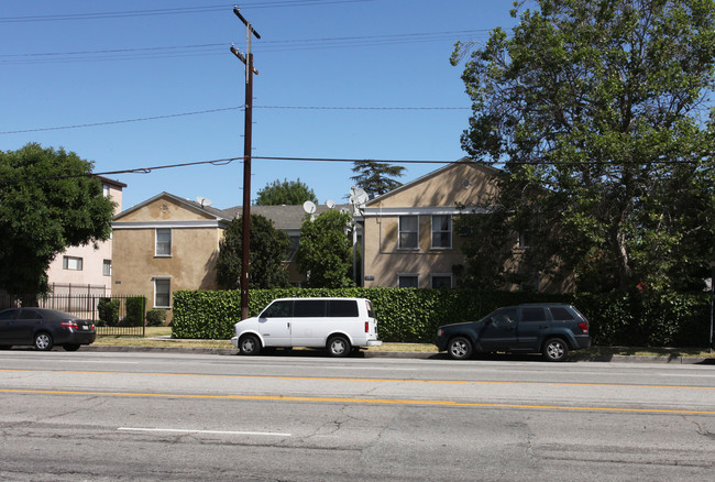 12611 Burbank Blvd in Valley Village, CA - Building Photo - Building Photo