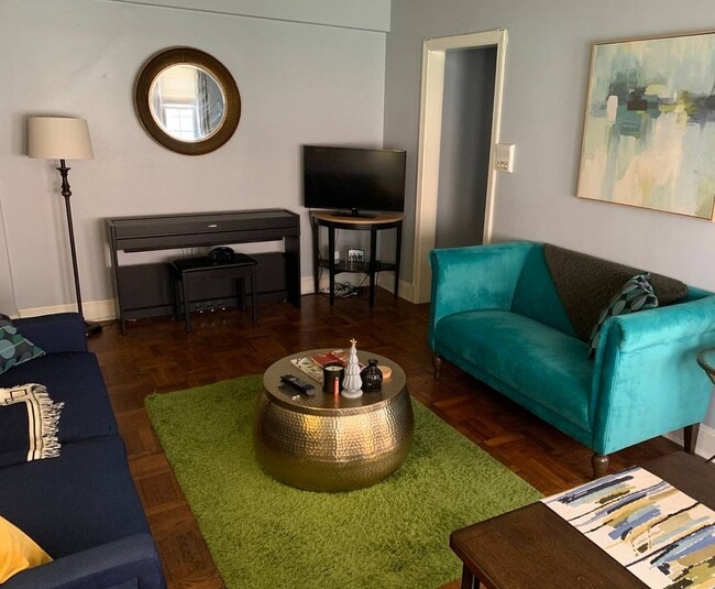 4471 MacArthur Blvd NW, Unit 102 in Washington, DC - Foto de edificio - Building Photo