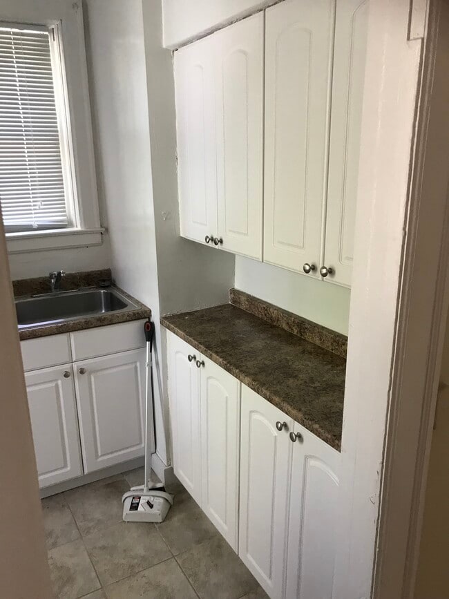 Forest Plaza Apartments in Ann Arbor, MI - Foto de edificio - Building Photo