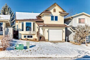 11 Cedargrove Way SW in Calgary, AB - Building Photo