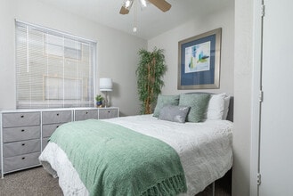 Carelton Courtyard in Galveston, TX - Foto de edificio - Building Photo