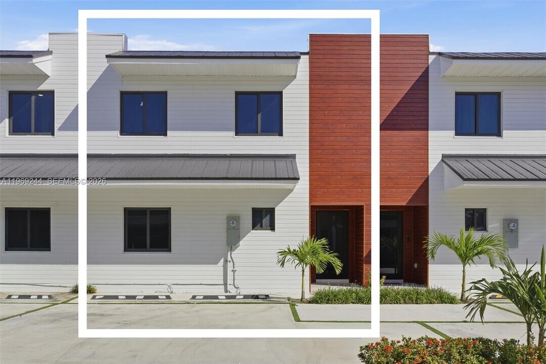 936 NW 10th St in Florida City, FL - Building Photo