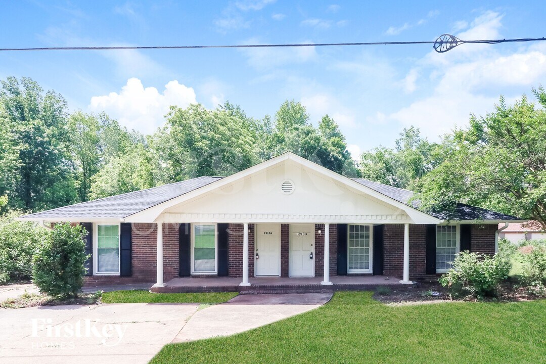 1910 Brownsville Rd in Powder Springs, GA - Foto de edificio