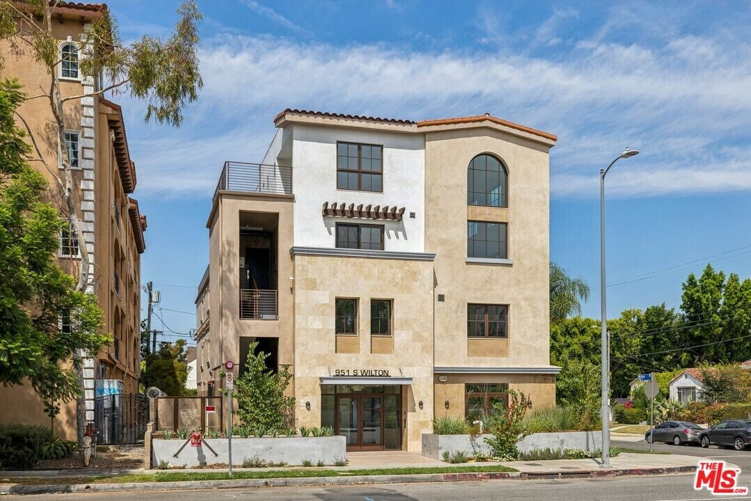 951 S Wilton Pl in Los Angeles, CA - Building Photo