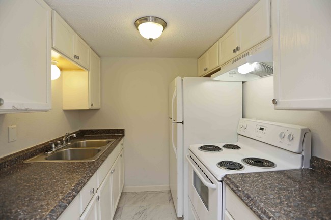 Residences at White Rock Lake in Dallas, TX - Foto de edificio - Interior Photo