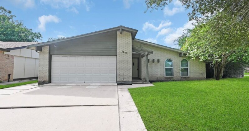 2239 Fairgreen Dr in Missouri City, TX - Building Photo