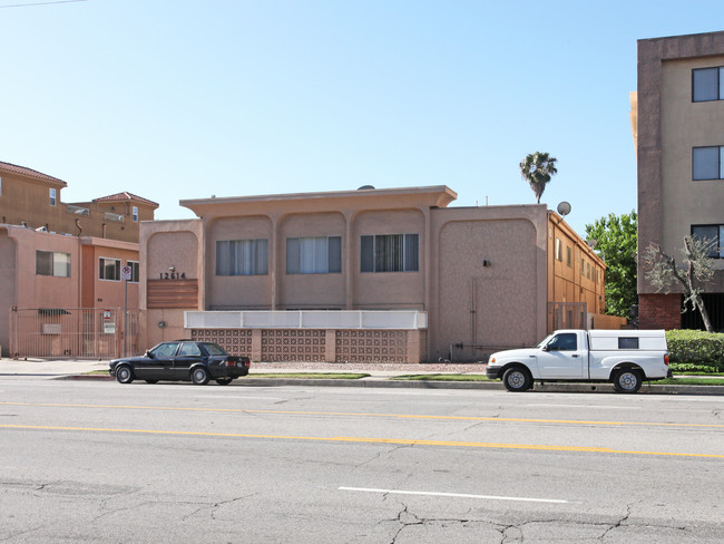 12614 Burbank Blvd in Valley Village, CA - Building Photo - Building Photo