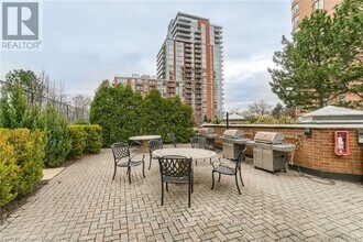 1270 Maple Crossing Blvd in Burlington, ON - Building Photo - Building Photo