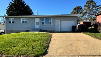 969 Custer St in Dickinson, ND - Building Photo