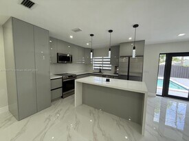 15711 SW 106th Ave in Miami, FL - Building Photo