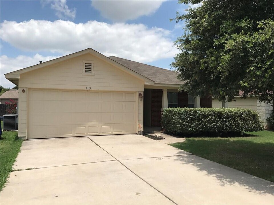 203 Fistral Dr in Hutto, TX - Building Photo