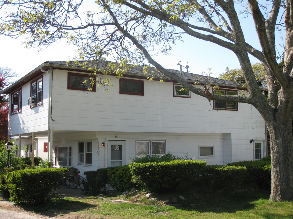 24 Penny Ln in Hampton Bays, NY - Foto de edificio