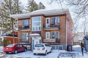 114 Du Parc Av in Laval, QC - Building Photo