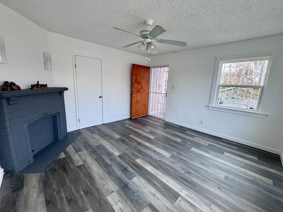 858 W 88th St in Los Angeles, CA - Building Photo
