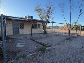 345 E Navajo Rd in Tucson, AZ - Building Photo