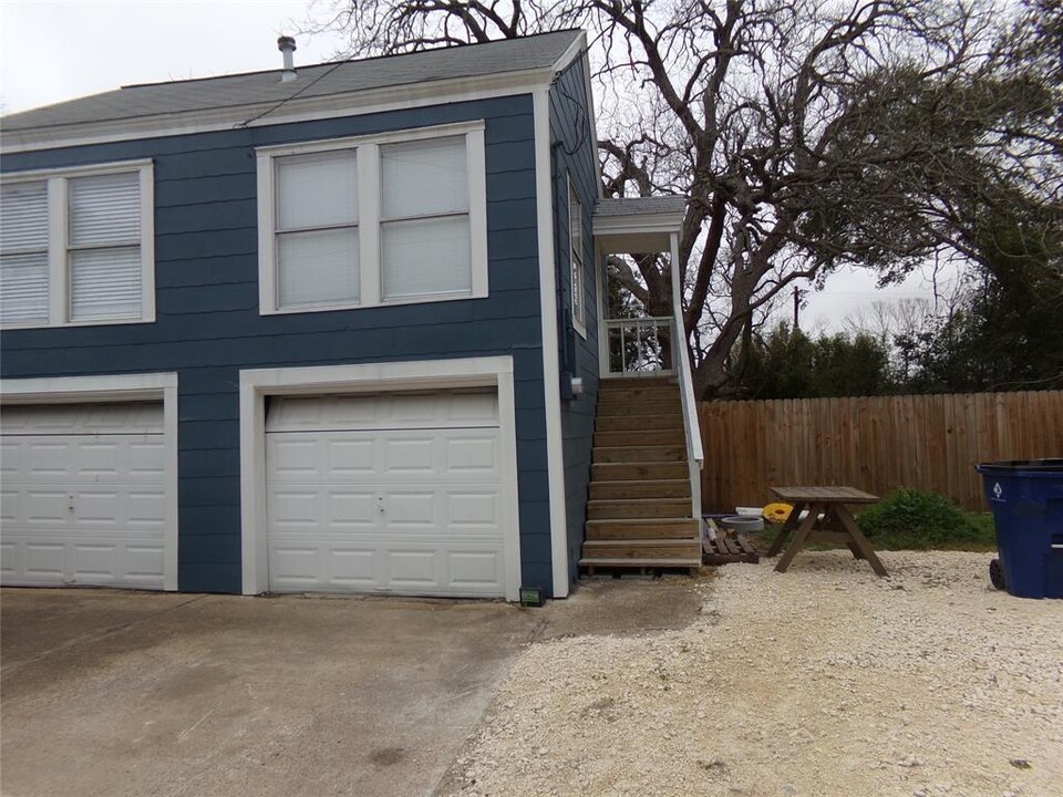 414 N Pecan St in Angleton, TX - Foto de edificio