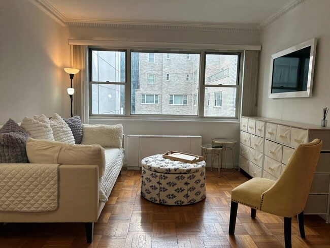 100 W 57th St in New York, NY - Foto de edificio - Building Photo