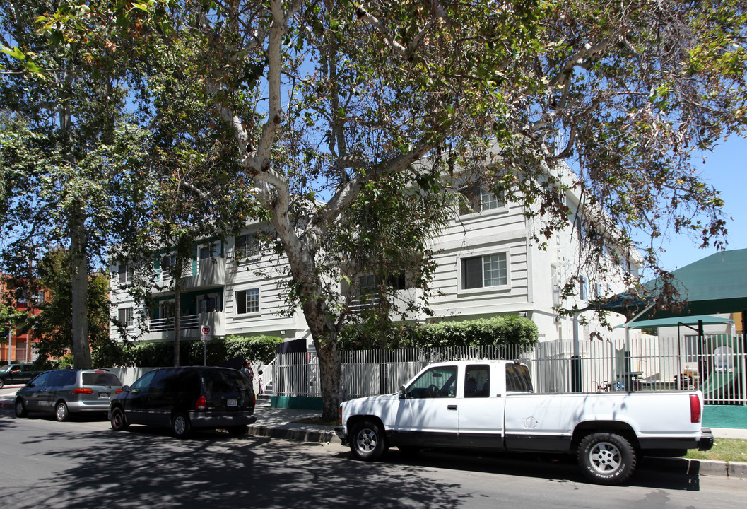 7452 Alabama Ave in Canoga Park, CA - Building Photo