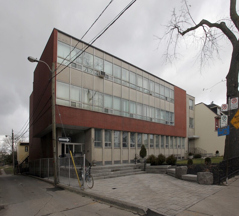 4 Bellwoods Ave in Toronto, ON - Building Photo