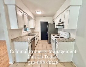 1404 Meadows Dr in Round Rock, TX - Foto de edificio - Building Photo