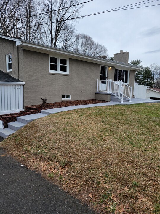196 Poplar Hill Dr in Johnson City, TN - Building Photo