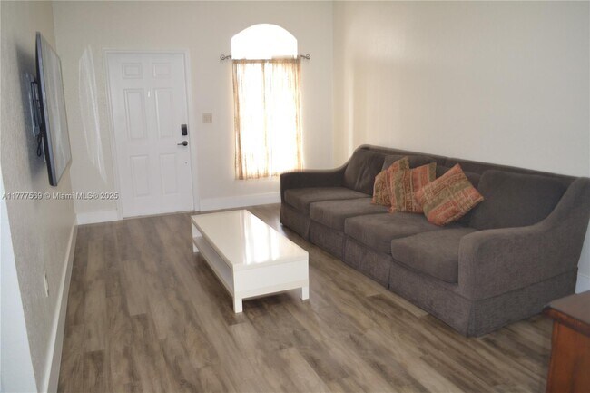 5737 NW 113th Ave in Doral, FL - Building Photo - Building Photo