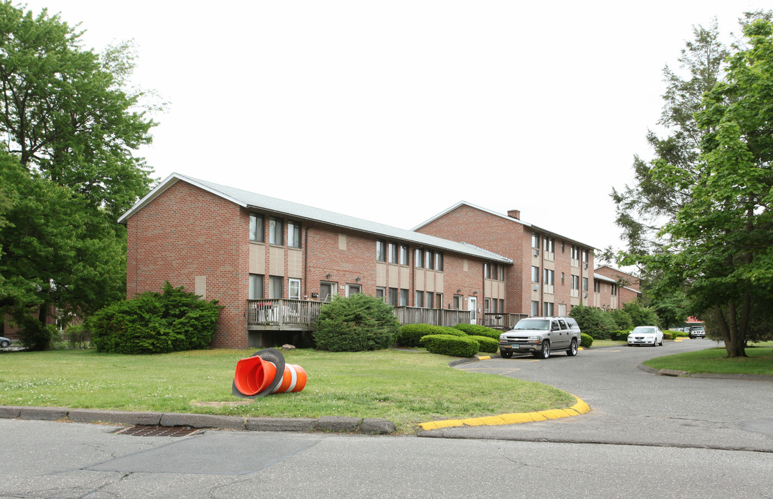 Oak Ridge North in East Hartford, CT - Building Photo