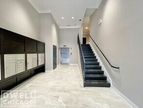 915 W Irving Park Rd, Unit 1 in Chicago, IL - Foto de edificio - Building Photo
