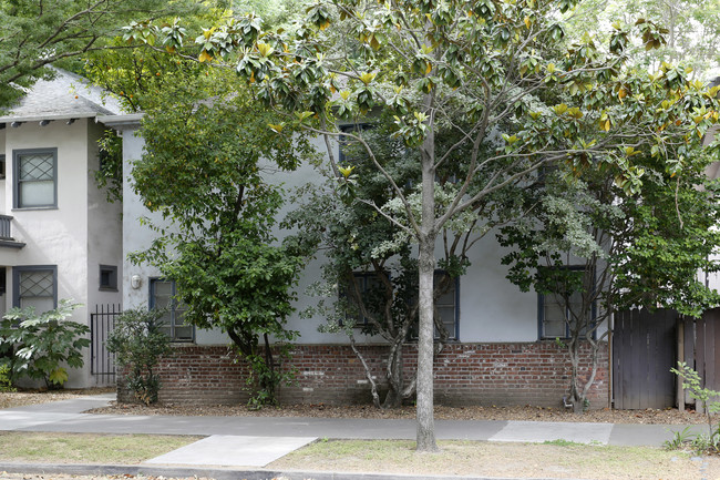 2216 H St in Sacramento, CA - Foto de edificio - Building Photo