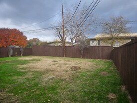 1221 McHam St in Irving, TX - Building Photo