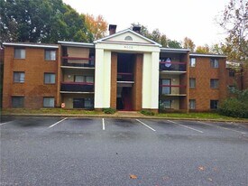 4003 Governors Square, Unit 8 in Williamsburg, VA - Building Photo
