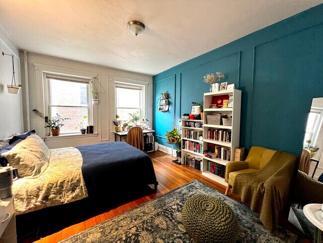 144 Coolidge St, Unit 1 in Brookline, MA - Building Photo - Building Photo