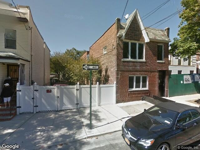 5562 64th St in Maspeth, NY - Building Photo