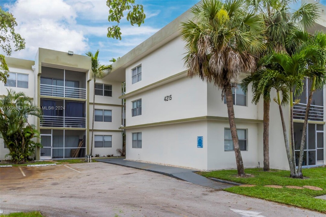 4215 N University Dr, Unit 211 in Sunrise, FL - Building Photo