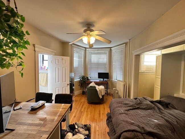 65 Burbank St, Unit 12 in Boston, MA - Foto de edificio - Building Photo