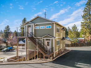 2058 NW Monterey Pines Dr in Bend, OR - Foto de edificio - Building Photo