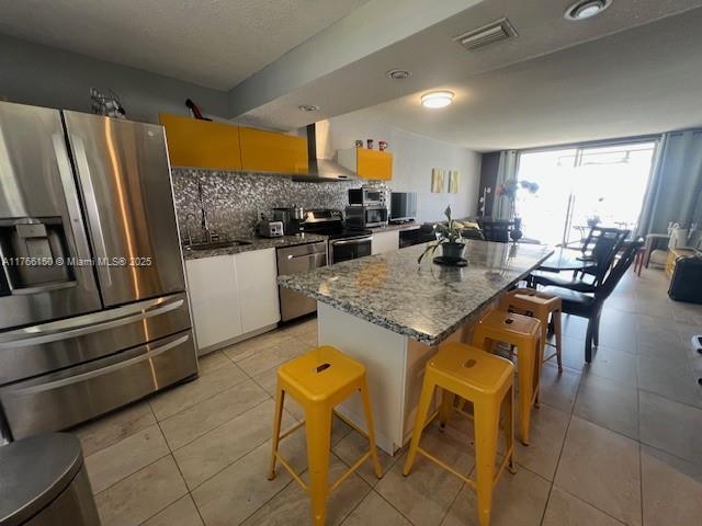 3000 Marcos Dr in Aventura, FL - Building Photo - Building Photo