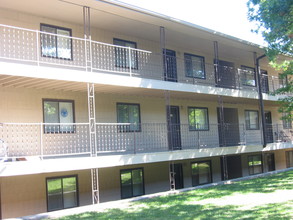 Garden Brooke Apartments in Lincoln, NE - Building Photo - Building Photo