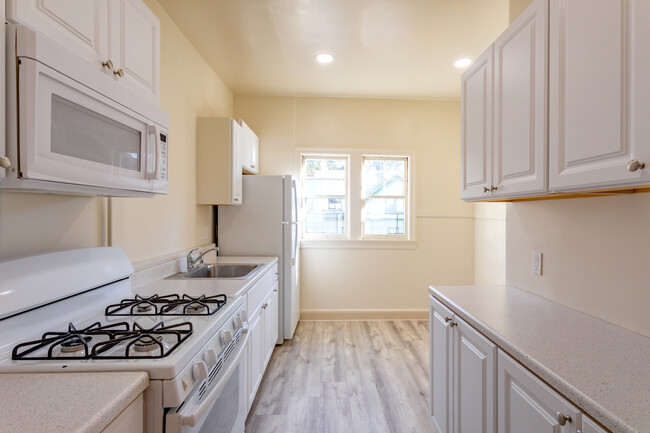 Garden Court in Berkeley, CA - Building Photo - Interior Photo