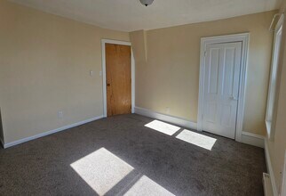 1008 Pearl St, Unit 4 in Grinnell, IA - Building Photo - Building Photo