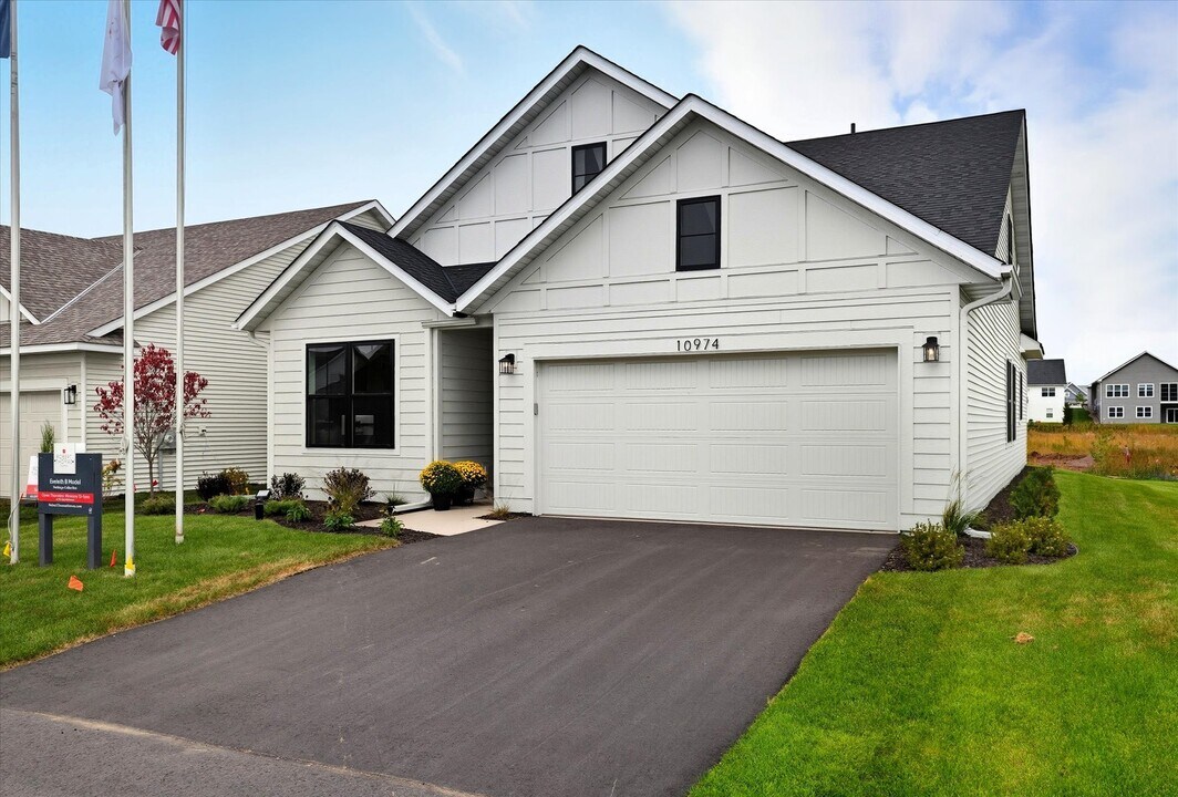 10974 37th St N in Lake Elmo, MN - Building Photo