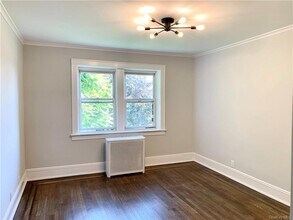 10 Oakridge Pl-Unit -2C in Eastchester, NY - Building Photo - Building Photo