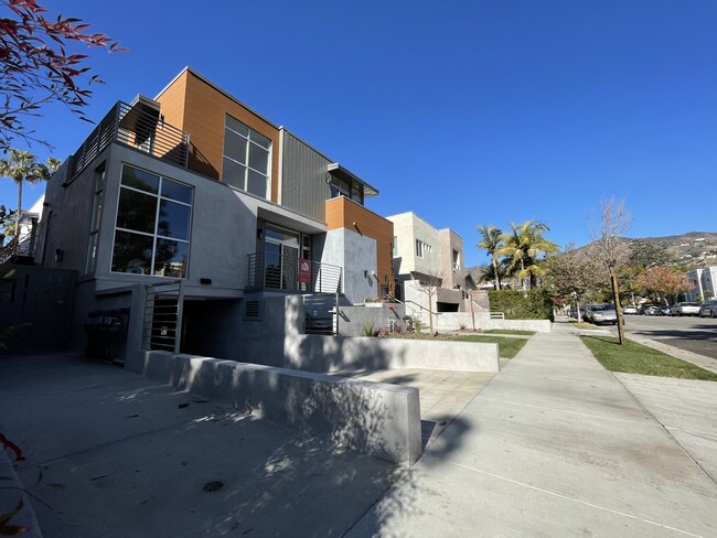 1017 San Rafael Ave in Glendale, CA - Foto de edificio - Building Photo