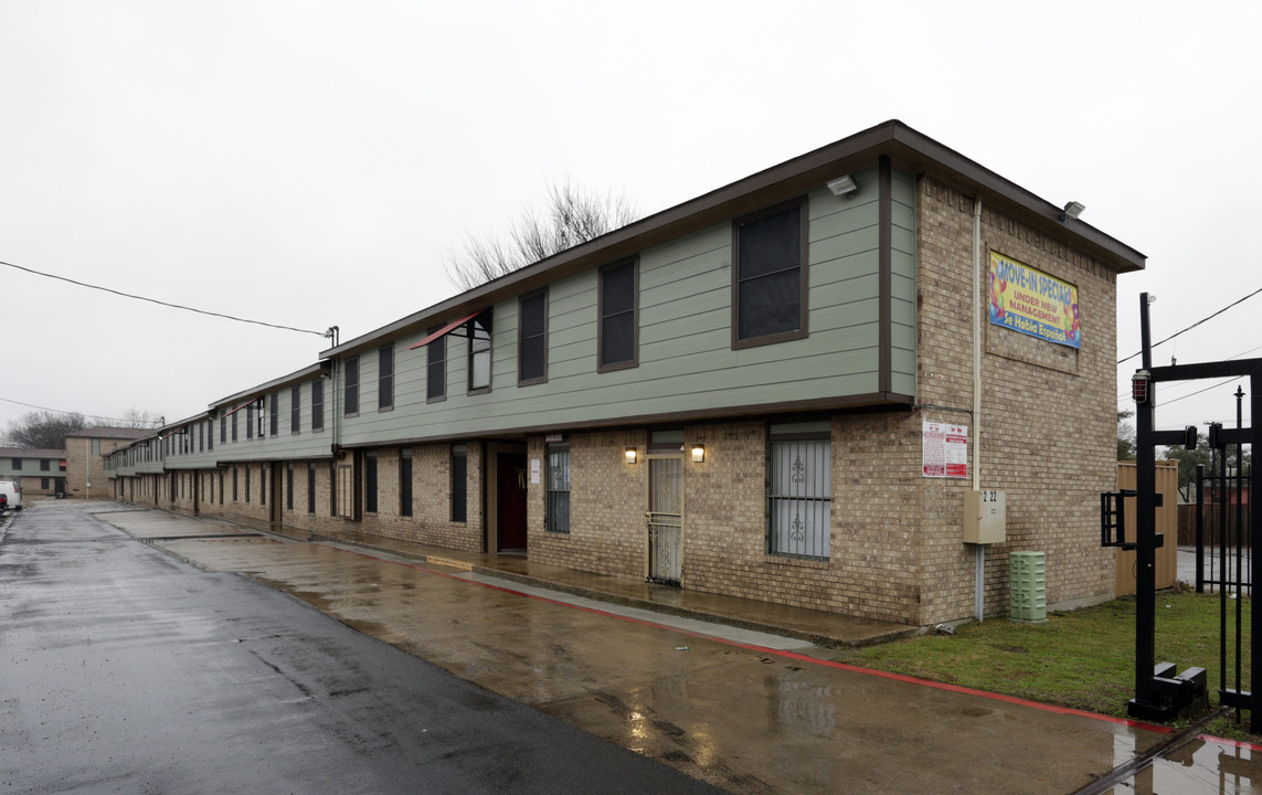 Spanish Vida Apartments in Dallas, TX - Building Photo