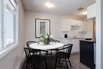 Berkeley Square in Lethbridge, AB - Building Photo - Building Photo