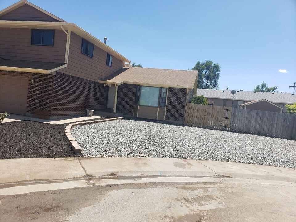 1078 N Pond Dr in Brighton, CO - Foto de edificio