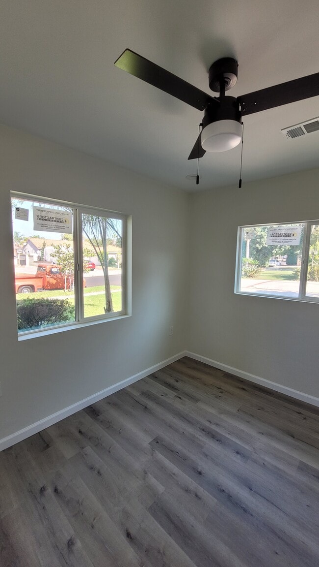 9948 Bevis Ave, Unit 1/2 in Mission Hills, CA - Foto de edificio - Building Photo
