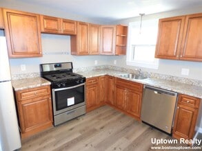 10 Stearns St, Unit #1C in Waltham, MA - Foto de edificio - Building Photo