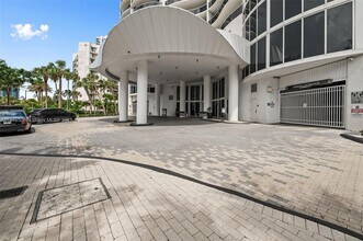 17201 Collins Ave in North Miami Beach, FL - Foto de edificio - Building Photo
